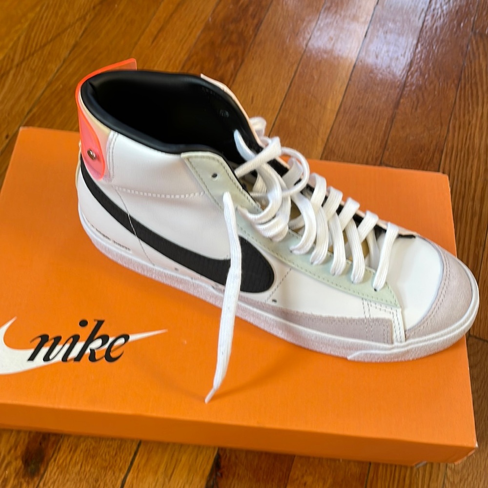Women’s Nike Blazer Mid 77.